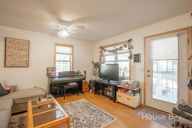 Photo - 219 N Meadow Ln