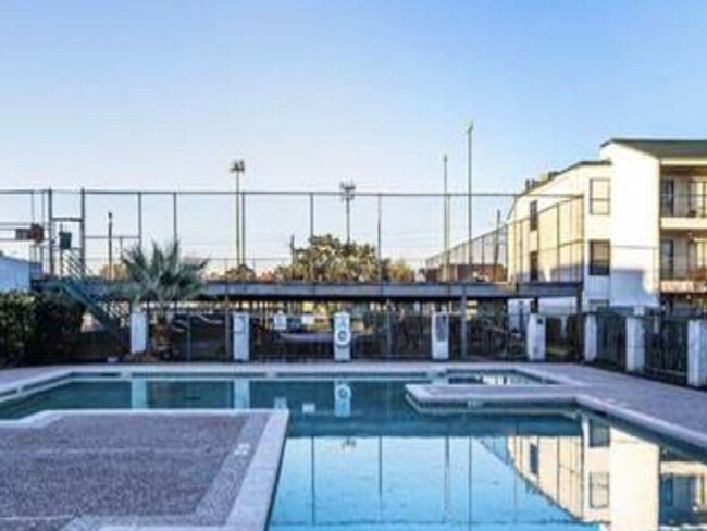 Building Photo - 2818 S Bartell Dr Rental