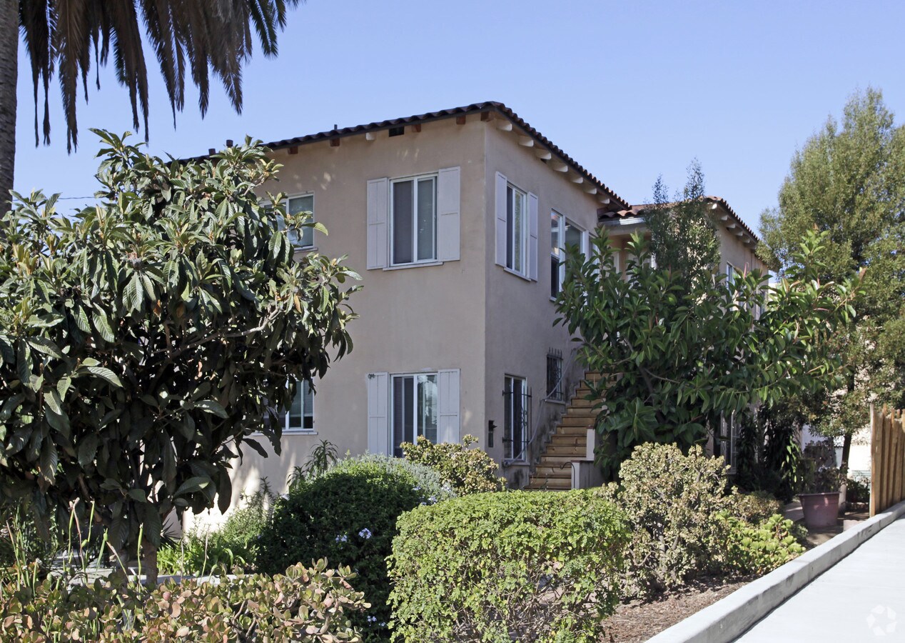 Photo - 4034-4036 Centre St