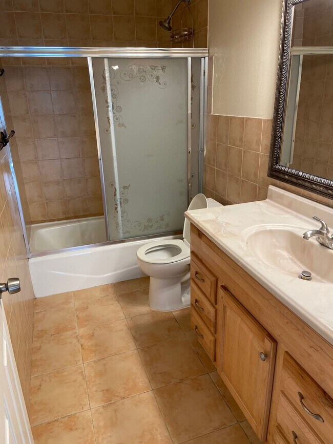 Full Bath - 19050 Kittridge St