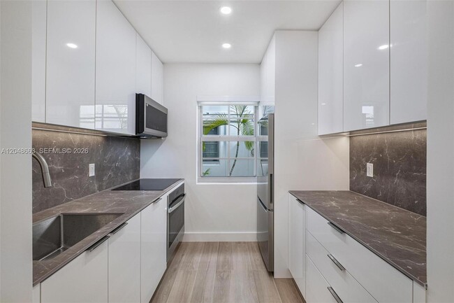 Building Photo - 1610 Michigan Ave Unit 2