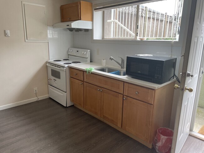 Photo - 6039 Ontario St