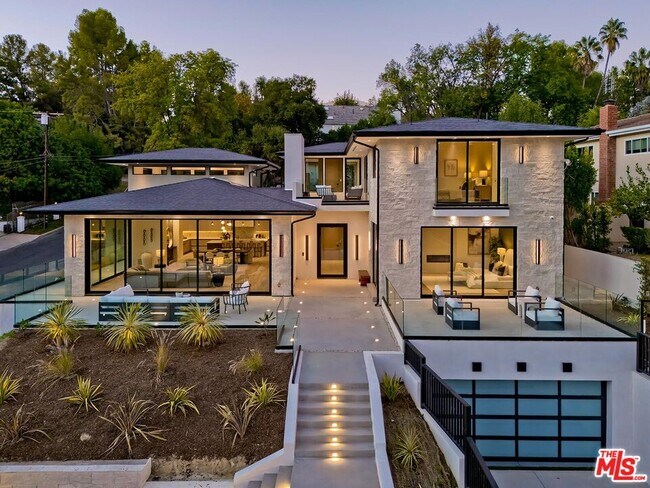 Building Photo - 16879 Mooncrest Dr