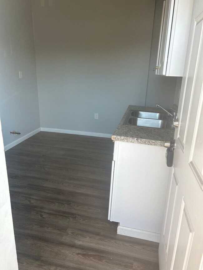17568 Lakeshore Blvd Unit 8