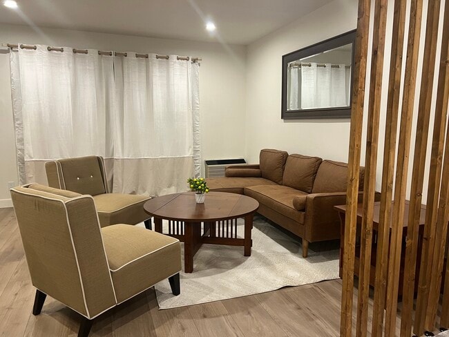 Photo - 23 Streamwood Unidad FURNISHED WITH UTILITIES