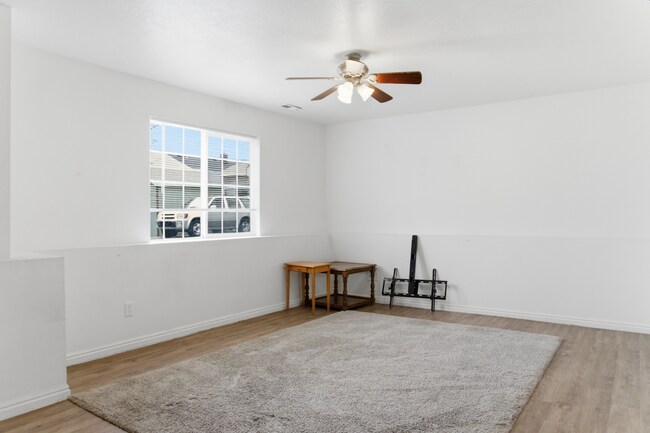 Photo - 464 E Center St