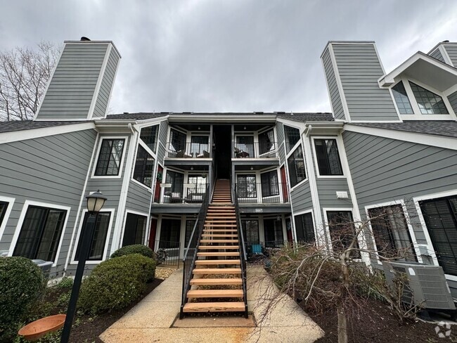 Building Photo - Sophisticated 2 Bed 2 Bath Condo with Loft...