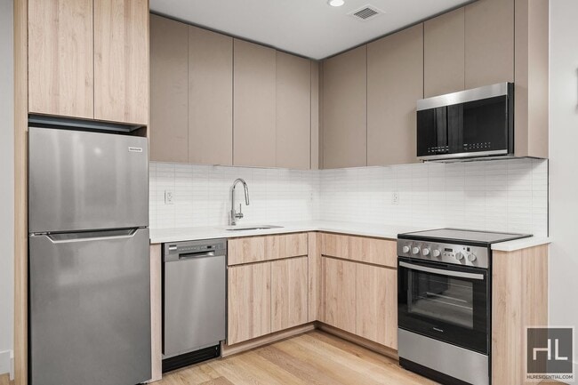 Building Photo - BRUCKNER BOULEVARD Rental