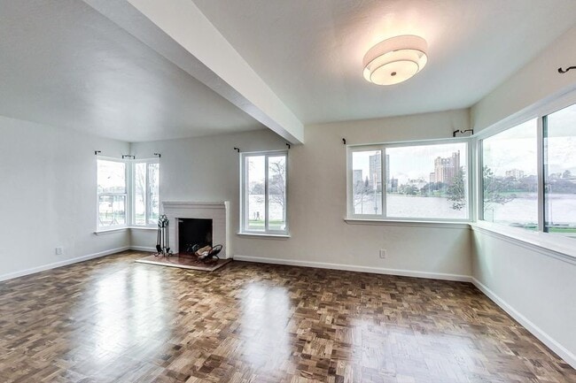 Building Photo - 2208 Lakeshore Ave Unit 101 Rental