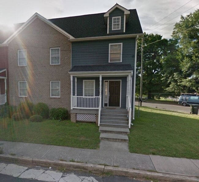 Building Photo - Gorgeous Single Family Home 4 Bedrooms, 2.5 Baths. Near VCU Just Off Cary Street.