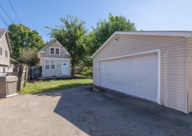 Photo - Charming 4-Bed Home with Gleaming Hardwood Floors & 2 Full Baths in Minneapolis!