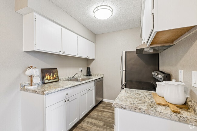 1BR, 1BA - 725SF - Kitchen - Huntington Hollow Apartments