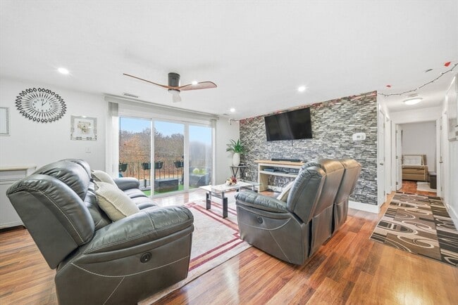 Photo - 502 Oak St Unit 9