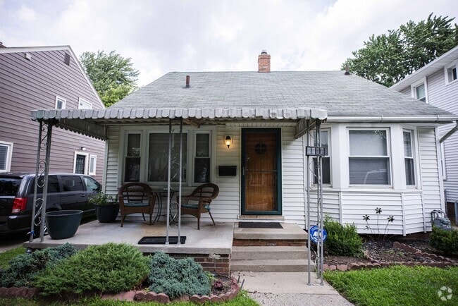 Building Photo - Beautifully updated two bedroom home in We...