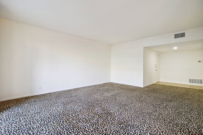 Photo - Spacious townhouse for rent! CPS & WATER INCLUDED WITH RENT !