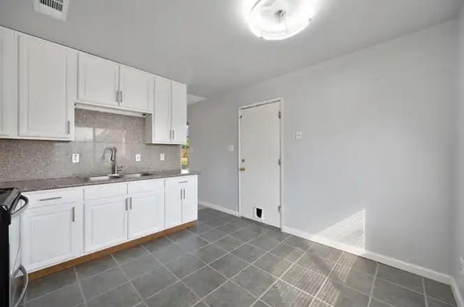 Photo - 5800 Mascot Ave