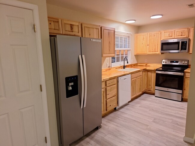 Building Photo - 547 Ronceverte Ave Unit 4 Rental