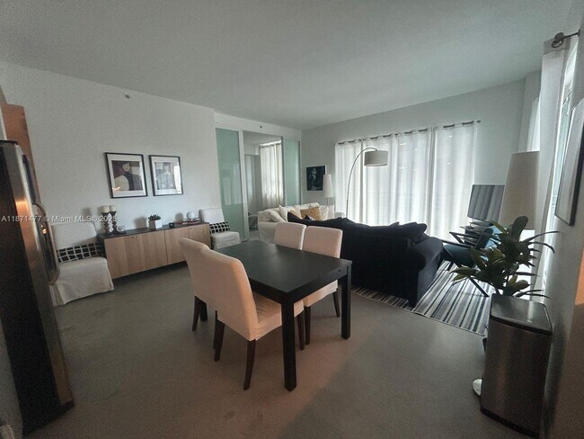 Photo - 234 NE 3rd St Unidad 902