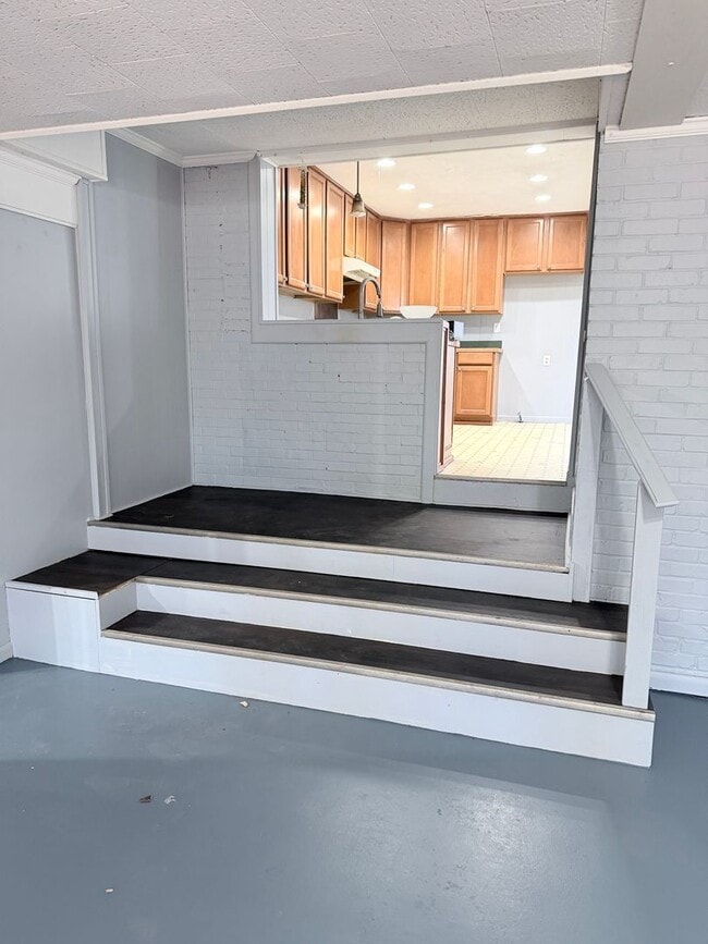 Building Photo - 4 bed 2 bath