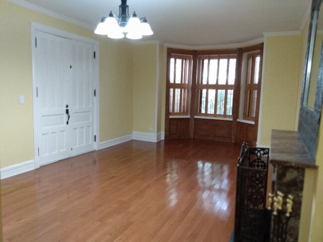 Building Photo - 1526 N LaSalle St Unit 1E Rental