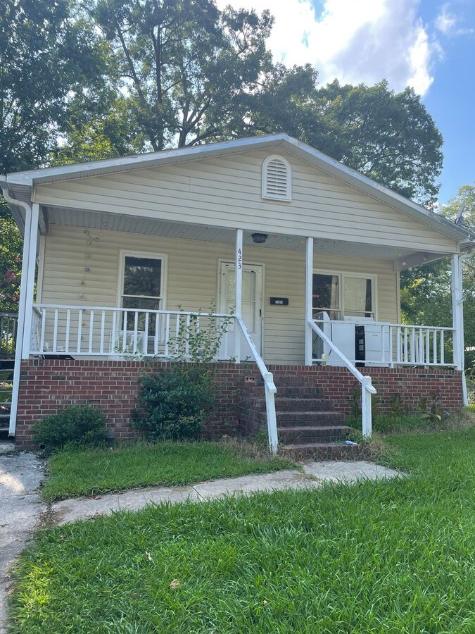 3 Bedroom Convenient to A&T and Downtown G... - 3 Bedroom Convenient to A&T and Downtown G... House