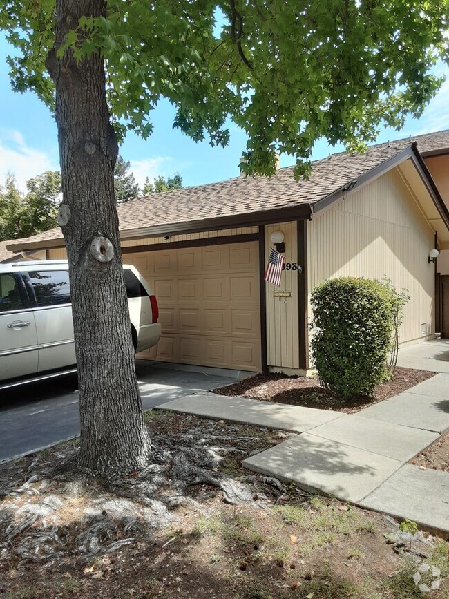 Building Photo - Big Bright 3-bedroom 2.5 bath Townhouse in...