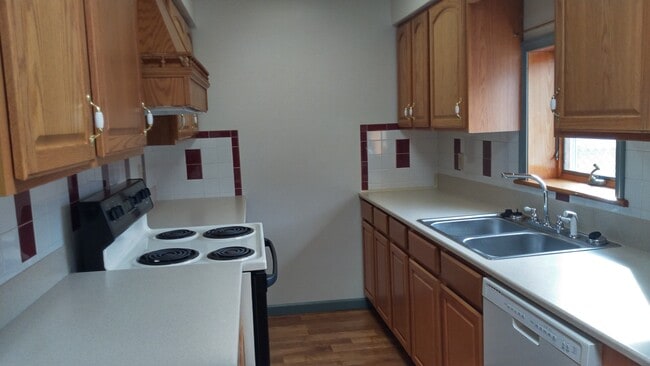 kitchen - 150 Leonard St Unit 5