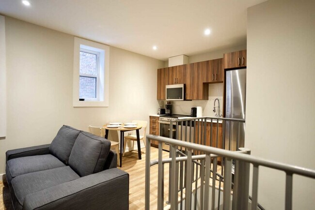 Photo - 3536 Rue Durocher Unit FL1-ID1294667P