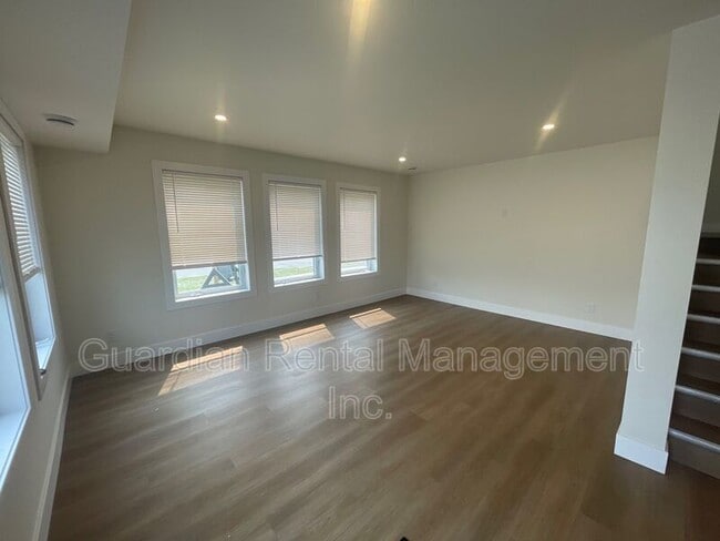 Building Photo - 1101 Frederica St W Unit A