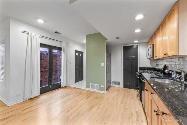 Photo - 832 W Barry Ave Unit B