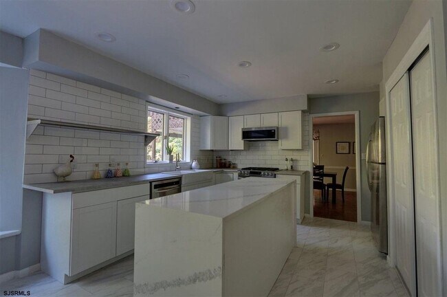 Photo - 2 Woodstock Dr