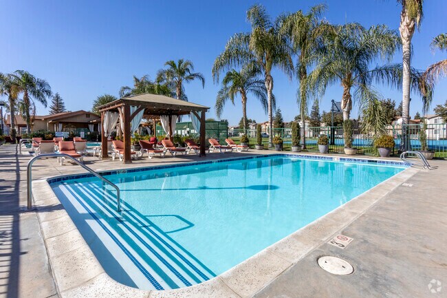 Espectaculares piscinas y spa - Golden Valley Luxury Apartments