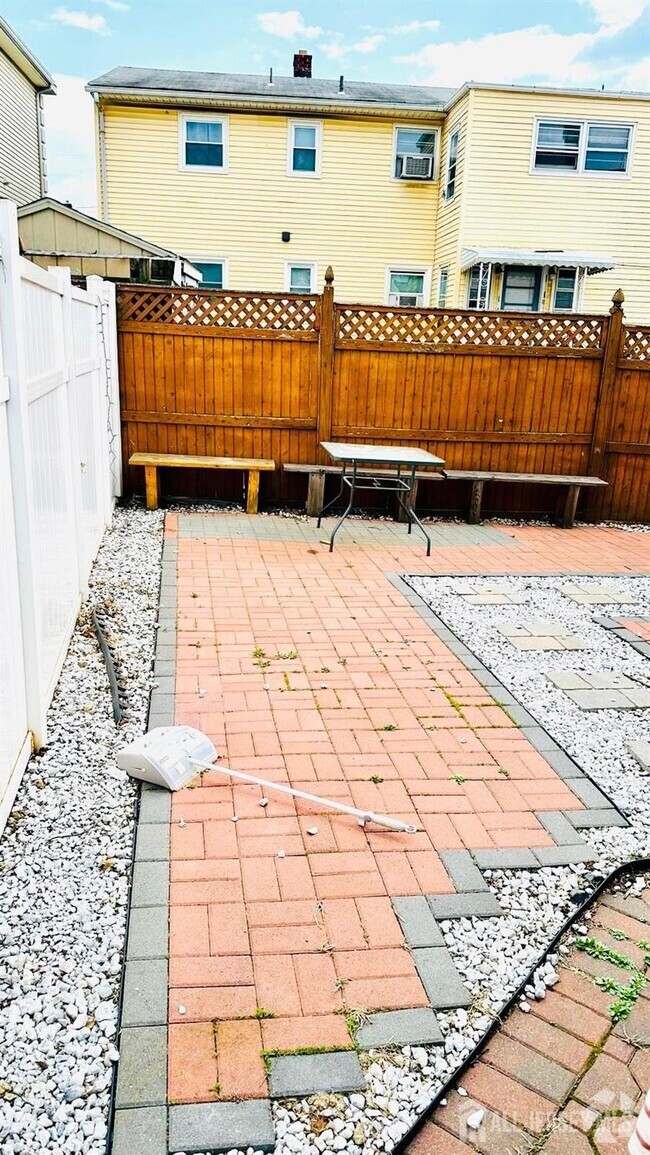 Building Photo - 84-86 Washington Ave Unit 2 Rental