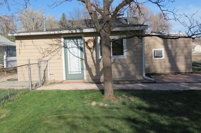 Building Photo - 2105 3rd Ave Unit #B - Back House