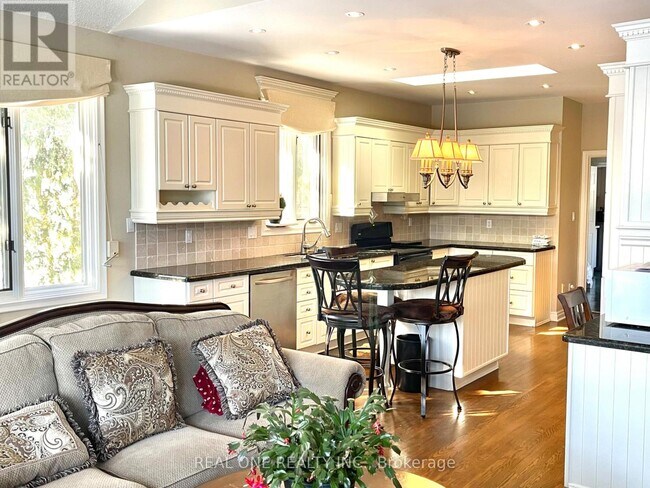 Photo - 207 Kennedy St W