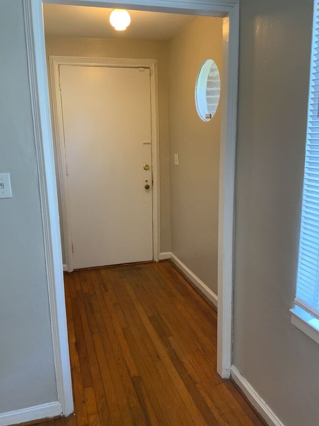 Building Photo - Great location