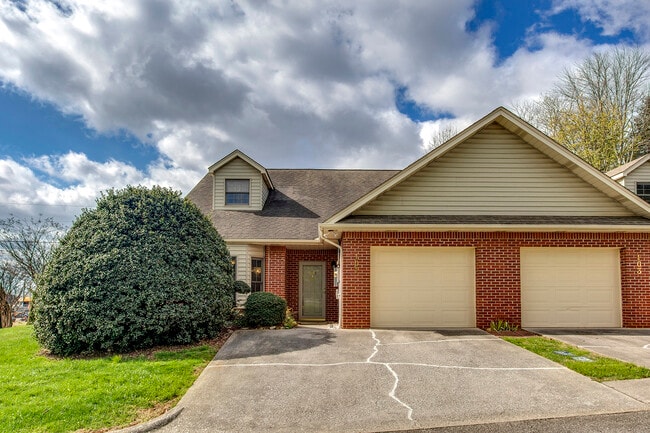 Building Photo - 101 Pinewood Dr