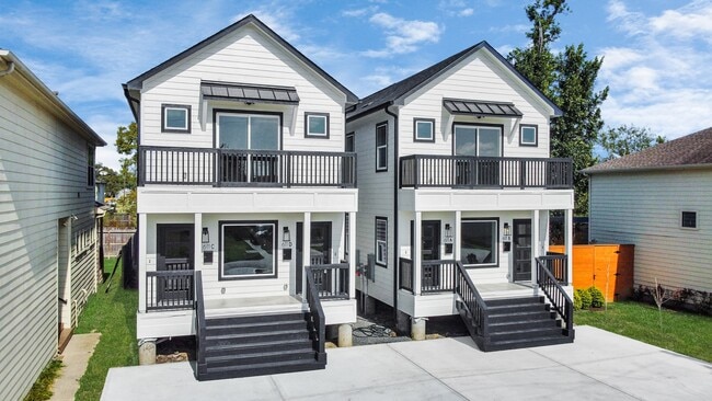 Photo - 611 E 39th St