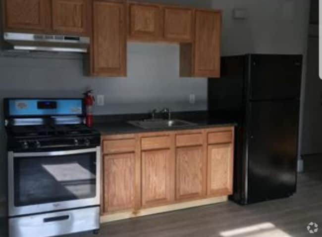 Building Photo - 3 Leete St Rental
