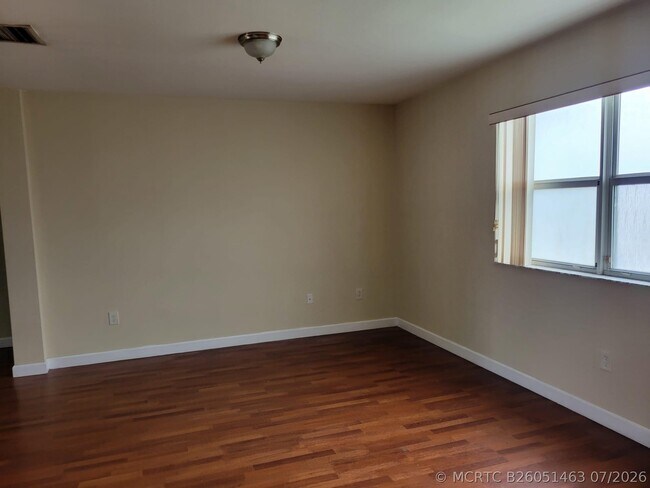 1570 NE 33rd Rd Unit 201