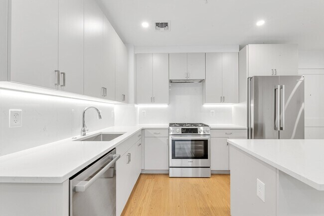 Building Photo - 256 Dorchester St Unit 402 Rental