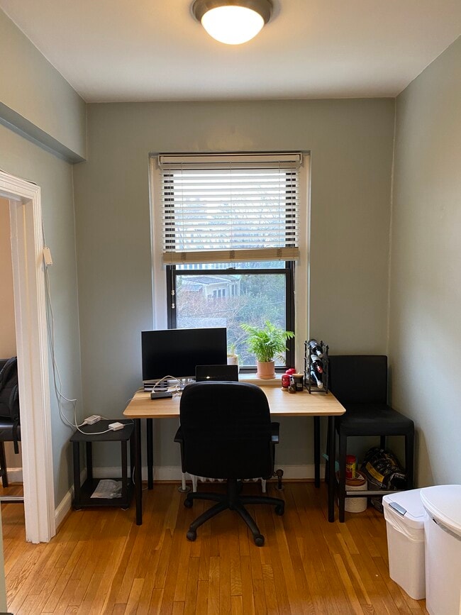 Eat in kitchen/dining room - 4007 Connecticut Ave NW Unit 409