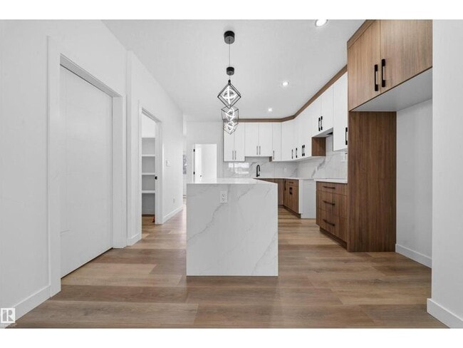 Photo - 5213-104A 104a St NW