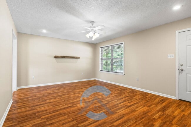 Photo - 2417 Meadow Dr