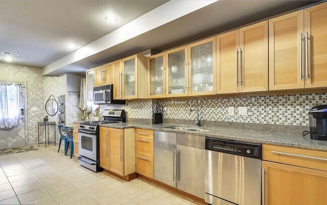 Photo - Spacious 2BR/2.5BTH English Basement in NE...