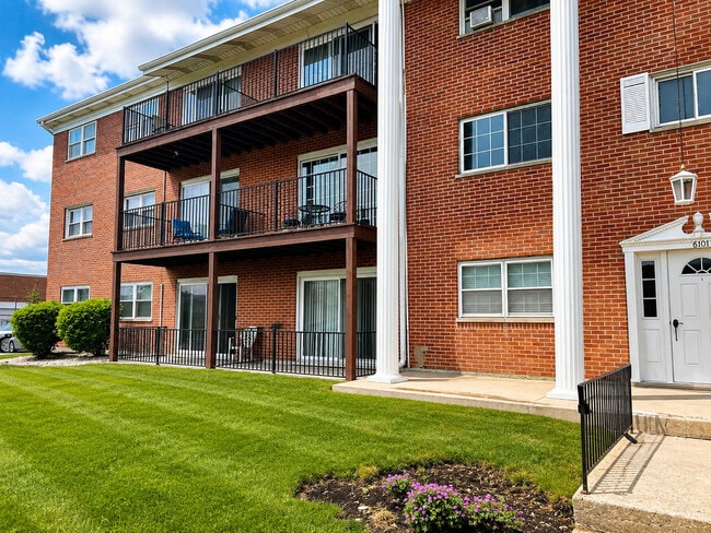 Building Photo - 6101 W 94th St Unit A2