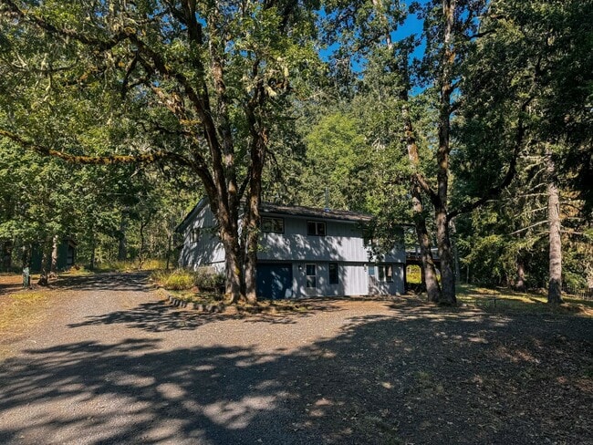 Building Photo - Peaceful Country Living on Over 3 Acres in South Eugene!