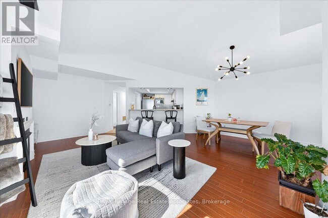 Photo - 75 Bristol Rd E