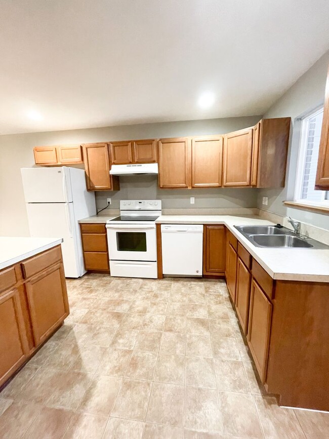 Photo - 3 Bedroom & 3 Bathroom Townhouse for Rent!