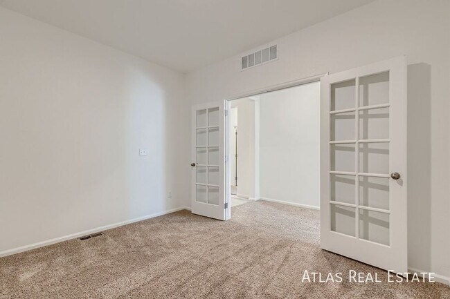 Photo - 987 Cascade Falls St